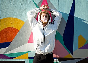 「レディオヘッド～ジェイムス・ブレイクまで魅了するフォルティDL、新曲MV公開＆2年振りの来日ツアー決定」