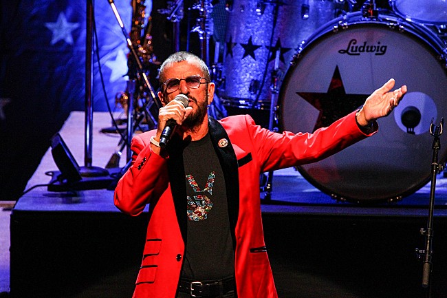 「リンゴ・スター＆ヒズ・オール・スター・バンドによる来日ツアーがスタート、往年のヒット曲とリンゴのユーモア溢れる人柄にノックアウト」1枚目/2