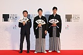 「映画『聖の青春』松山ケンイチ＆東出昌大が袴姿でレッドカーペットに登場！ 安倍首相もお祝いに駆けつけ名演技を絶賛」1枚目/3