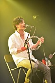「加藤和樹 “15年、20年と、この輪を広げて……”コンサートツアー開幕！ 笑顔溢れた初日公演も大盛況」1枚目/7