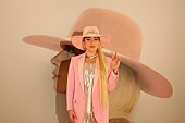 「レディー・ガガ来日会見で新作秘話を語る　ピンクのハットは「女性の強さの証」」1枚目/4