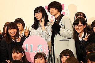 「菅田将暉「壁ドン、顎クイ」の練習！？ 小松＆菅田サプライズ登場に現役JC・JK歓喜」