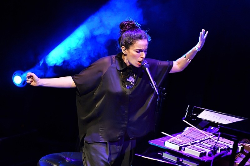 温もりとエキセントリックな空気が交互に訪れたヤエル・ナイムのステージ。コスモポリタンな感覚に溢れた彼女の世界観を堪能する晩秋の宵