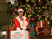 「秦 基博 地元・横浜のクリスマスツリー点灯式にサンタ姿で登場＆新曲生披露」1枚目/3