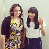 「ノラ・ジョーンズとmiwaの2ショット写真公開「お会いしたときの優しい笑顔、とても素敵でした」」1枚目/1