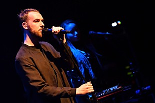 「UKエレクトロ・デュオ、ホンネが初来日公演を開催！メロウでキャッチーな魅力の引き立つライブに」