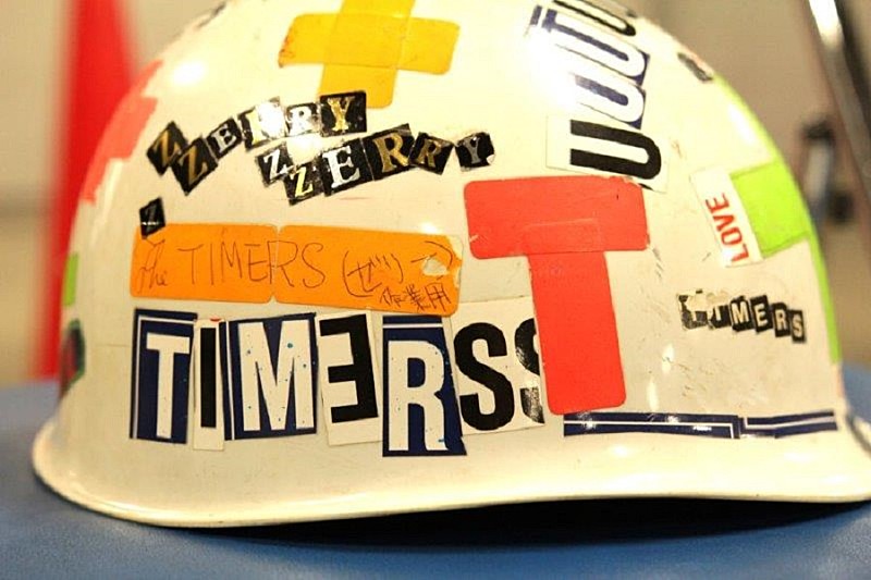 「THE TIMERSの衣装がタワーレコード新宿店で展示決定」1枚目/9