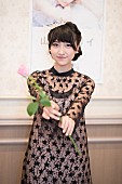 「山崎エリイ 19歳の誕生日を迎えた瞬間一体彼女は!? ケーキ“あーん”にちょっと待った！ 感動のBDイベント」1枚目/10