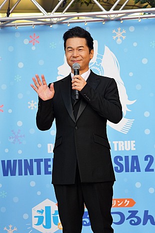 「ドリカム中村正人、『ウメダ☆アイスリンクつるんつるん』イルミネーションツリーの点灯式に登場」