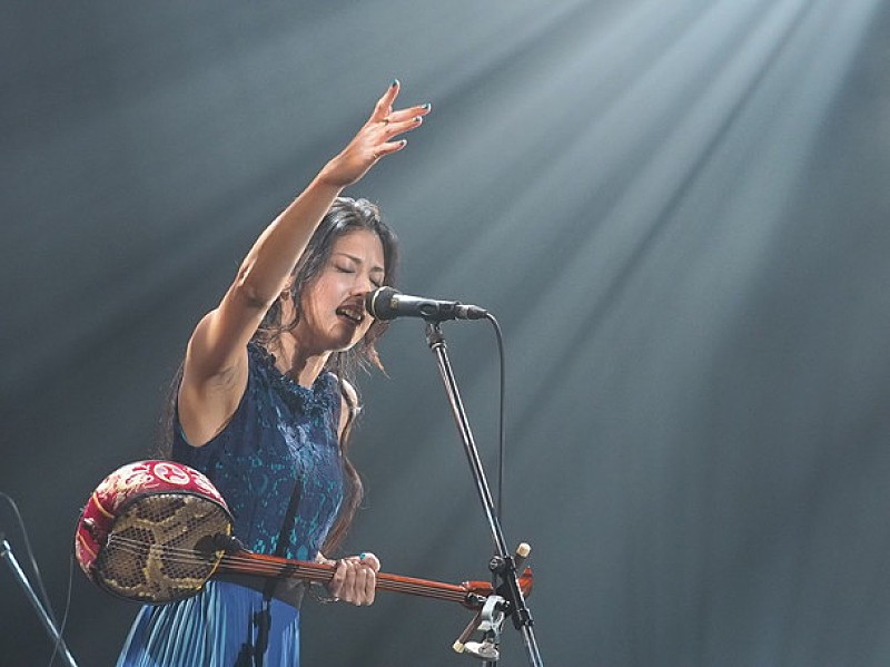 沖縄出身の美人唄者・上間綾乃 涙する観客の姿も……会場がアマレイロに染まったツアーファイナル 