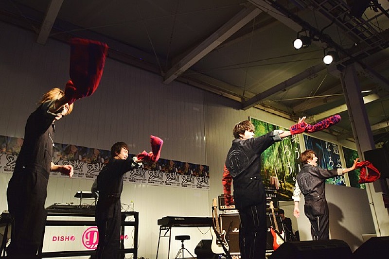 「DISH//、リリイベでファンからの“顔面パイ投げ”はスタッフの復讐!?」1枚目/4