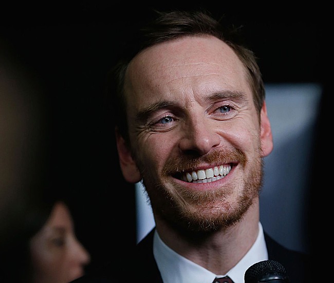 「マイケル・ファスベンダー、迫真のエア・ギターを披露」1枚目/1