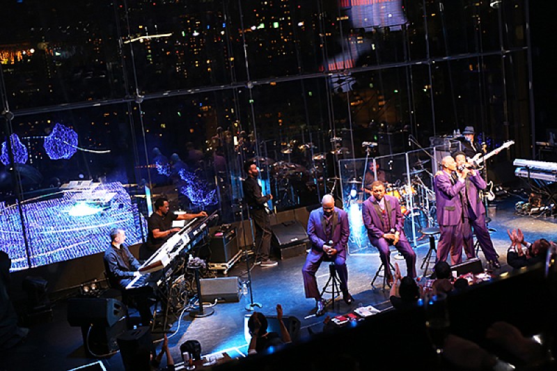 「イルミネーション煌めく街に響く麗しいファルセット・ヴォイス。2016年のクリスマスをプレミアムに彩ってくれるザ・スタイリスティックスのロマンティックなステージ」1枚目/11