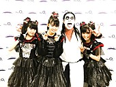 「BABYMETAL、レッチリUKツアーファイナル公演で神バンドメンバーに扮したChad Smith（Dr）とコラボ」1枚目/1
