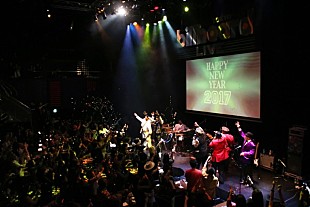 「怒涛のファンク・チューンで踊り納め＆踊り初め。きらびやかな2017年の幕開けを飾ったバーケイズ・カウントダウン・ライブ」