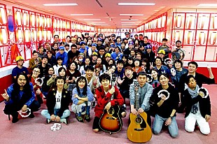 「ゆず、『めちゃイケ』テーマソングを番組メンバーなど総勢約100人と披露」