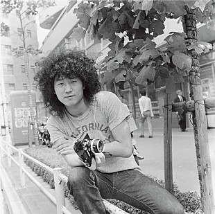 「井上陽水、再発『夢の中へ』ジャケはサングラスに出会う前の秘蔵写真」