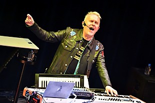 「ポップ・マイスター健在！　ハワード・ジョーンズが奏でる人懐こくて温もり溢れるメロディに寒さも忘れる真冬のアスファルト・シティの夜」