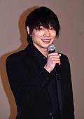 「綾野剛、３５歳誕生日に主演作イベント　ｍｉｗａ＆坂口健太郎のサプライズにへたり込み」1枚目/1