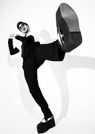 「『1月29日はなんの日？』圧倒的な歌唱力と個性で進化し続けるボーカリスト、アダム・ランバートの誕生日」