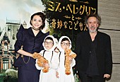 「ティム・バ－トンに松井愛莉から花束　「美人コンテストで優勝した気分になりました」」1枚目/1