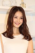 「佐々木希、誕生日に“幸せ報告”は？　ライフスタイルは「基本、シンプルがいい」」1枚目/1