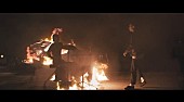 「トゥエンティ・ワン・パイロッツ、燃える車が爆走する最新MV「へヴィーダーティーソウル」公開」1枚目/6