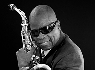 「『2月14日はなんの日？』ファンクの歴史とともに生きるサックス奏者、メイシオ・パーカーの誕生日」