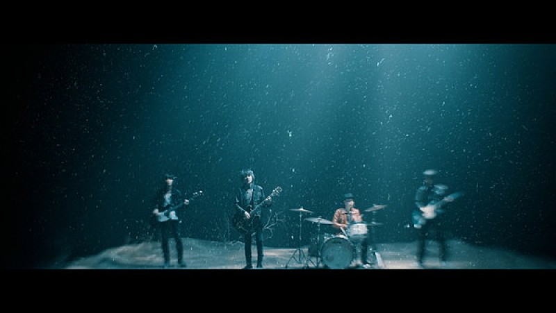 The Birthday、新曲「抱きしめたい」MVでは2トンの砂で深海を表現