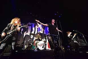 「“グラマラス・ロック”の新星ザ・ストラッツ、ソールドアウトの初単独来日公演を熱演」