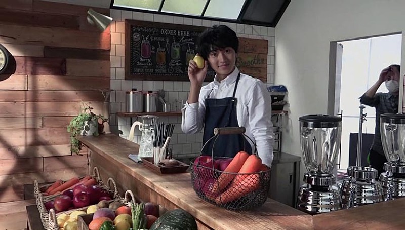 「山崎賢人、新ＣＭでベジタブルスム－ジ－バ－開店　エプロン姿のおしゃれなマスタ－役で野菜カットも」1枚目/1