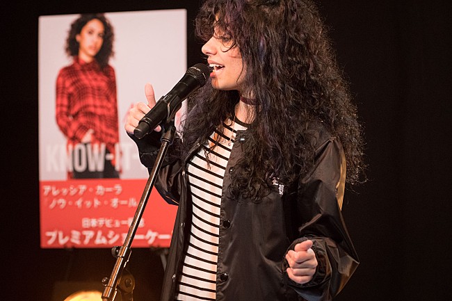 「アレッシア・カーラ、日本初パフォーマンス！　応援してくれたファンへ「アイシテマス！アリガトウ！」」1枚目/3