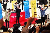 「ベリーグッドマン、想ワレが阪急百貨店うめだ本店でプレミアムフライデーライブに参加。約1,000人が熱狂」1枚目/2