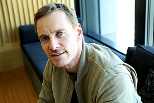 「マイケル・ファスベンダー来日インタビュー 世界観に惚れた映画『アサシン クリード』について語る」