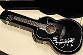「※長渕剛の直筆サイン入りギターの「タカミネギター（Takamine DMP561C BL）」は、新品のギターにサインを入れたものとなります
」3枚目/4