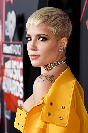 「 「クローサー」にフィーチャーされ世界的ブレイクのホールジー、ニューALを6月に発売」