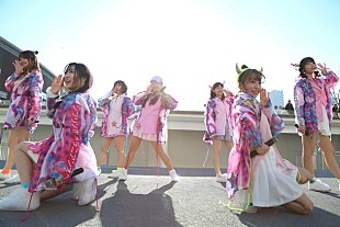 「Cheeky Parade、“チキ晴れの空”に響き渡る「Shout along!」、8か月を迎えた7人の事実」
