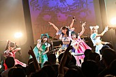 「バンドじゃないもん！ 渋谷ゲリラライブで全13曲パフォーマンス」1枚目/12