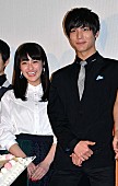 「中川大志＆平祐奈、サプライズ卒業祝い　２７歳役演じた中川は「武器を一切捨てて研究」」1枚目/1