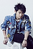 「下野紘 ツンツン髪型＆ダメージパンツ！ ロックな新曲PVで風を切り走る」1枚目/1