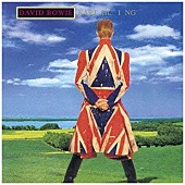 「大回顧展終了まで3週間、90年代ファッション業界の風雲児アレキサンダー・マックイーンがデヴィッド・ボウイに纏わせたユニオンジャック」1枚目/1