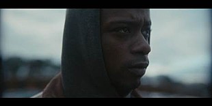 「4月来日のマイケル・キワヌーカ、最新アルバムよりドラマ仕立ての「Cold Little Heart」MVを公開」