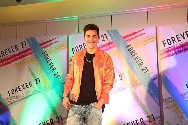 「オースティン・マホーン、イベント登場で「ダーティ・ワーク」披露　チャートの5週連続1位に「本当？！」」1枚目/7