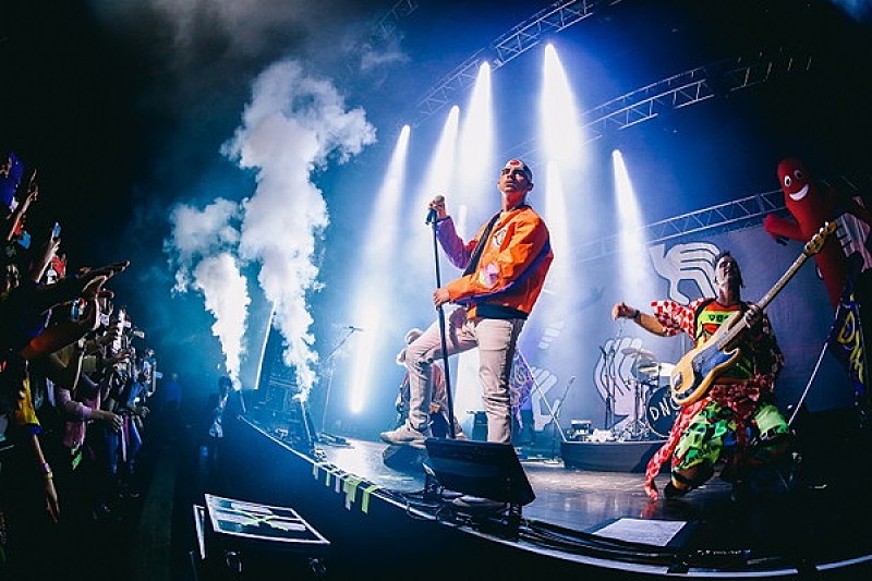 DNCE単独公演で"紙吹雪"ならぬ"ドル吹雪"！？ ティーンズ・フェスにサプライズ出演も