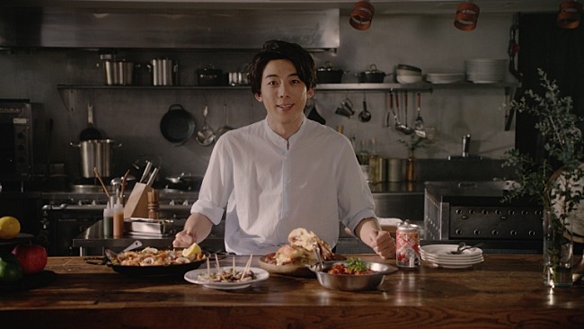 「高橋一生が笑顔でタコを…！？　ＷＥＢム－ビ－が公開に」1枚目/1