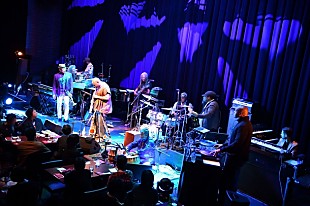 「マイルス・デイヴィスの先進性を21世紀の今、リアルに体験する刺激的なステージ。マイルス・エレクトリック・バンドの尖ったサウンドに心も身体も痺れるスプリング・ナイト」