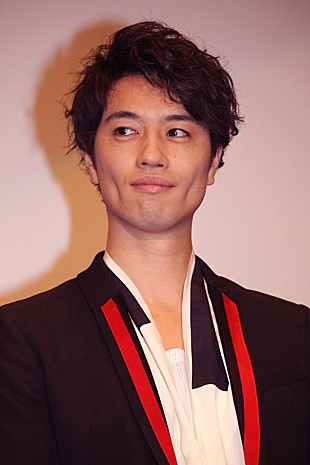 「斎藤工「排泄物の目線」を追体験！？　豊川悦司も立ち○○○の話で対抗」