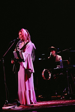 「Chara 全国ツアー東京公演レポートが到着！ ニューアルバム『Sympathy』発売も告知」