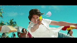 「瑛太＆水原希子が真夏のビ－チを舞台に対決！？　５回目共演で息ぴったり“横っ跳び”を披露」