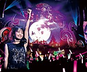 「LiSA、最新ライブ映像作品TVCMに“事務所の先輩”アキラ 100％が登場」1枚目/3